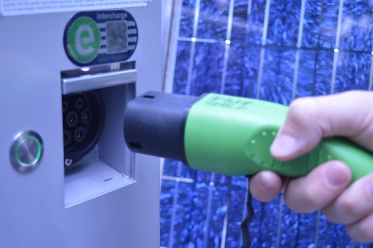 Ladesäule für Elektrofahrzeuge von Mitarbeitern und Gästen des Lehrstuhls für Laserphysik